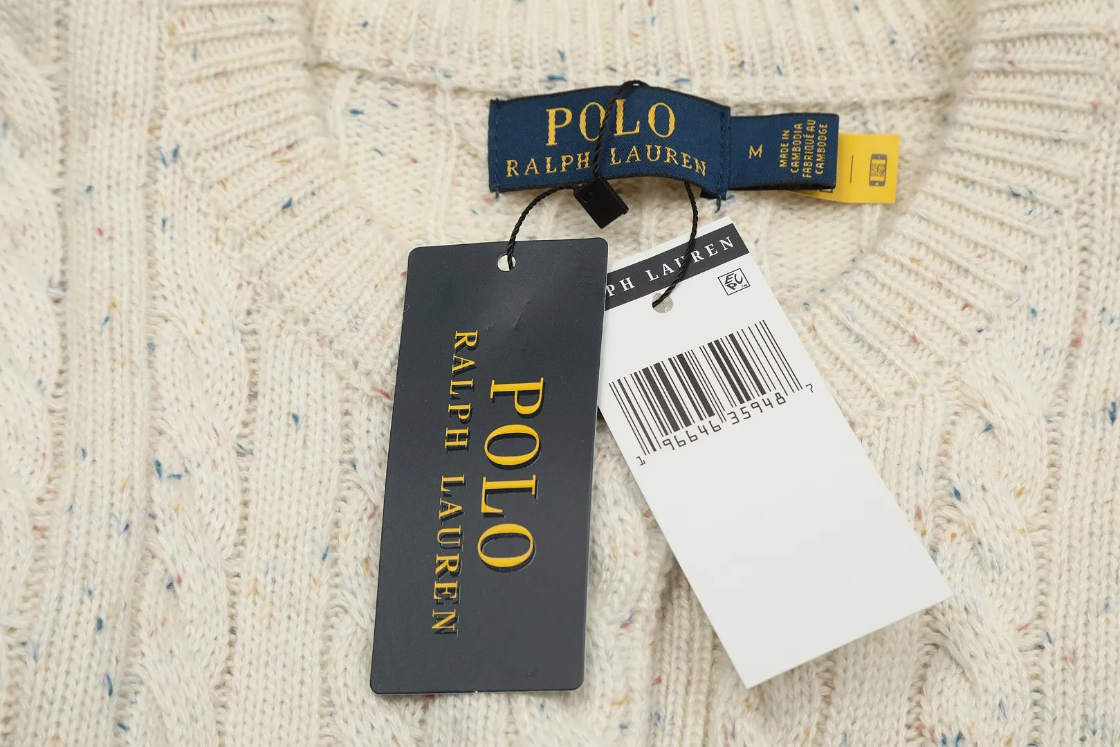 🅿️232 "Top quality" Style number: DS018# [Ralph Lauren wool blended pony embroidered logo twist knitted cardigan] ✅Ralph Lauren gradient multi-color dot versatile knitted cardigan jacket for all seasons ✅15% Merino cotton wool 85% wool blend Customized laser buttons Clean and clear texture ✅ZP quality 1:1 pattern making Scan the code to enter the GF website Counter quality ✅Details and quality are the only one in Guangzhou. Imported quality wool. Focus on high-end. Cost-effective. Needless to say good quality. ✅Restore the original version. The maximum size can be worn up to 150 pounds. Loose, comfortable and stress-free. ✅The upper body is simple and easy to wear. A must-have for goddess ootd. Good-looking clothes are never picky. A must-have in the goddess's wardrobe. Size: S-L. Color: Navy blue, light blue, off-white, leather pink, Christmas red.